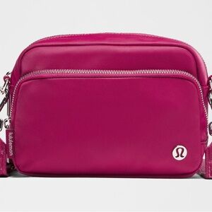 lululemon athletica Everywhere Crossbody Bag 2L Monogram Metallic- berry rumble